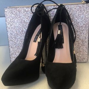 Only worn once, size US 6. Suede black pumps